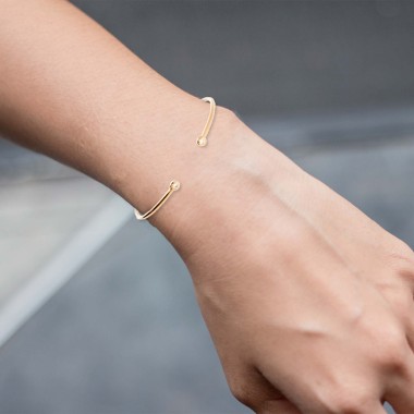 Bracelet pas cher en plaqué or de qualité pour offrir avec pierre